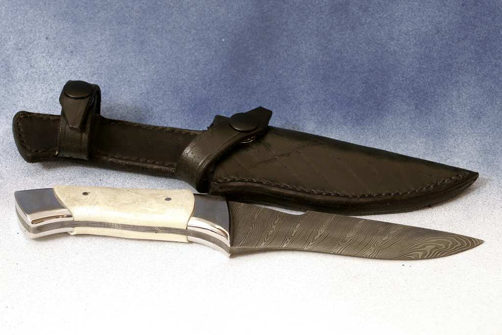 Otevřený nůž s čepelí a trnem z tordované damascenské oceli